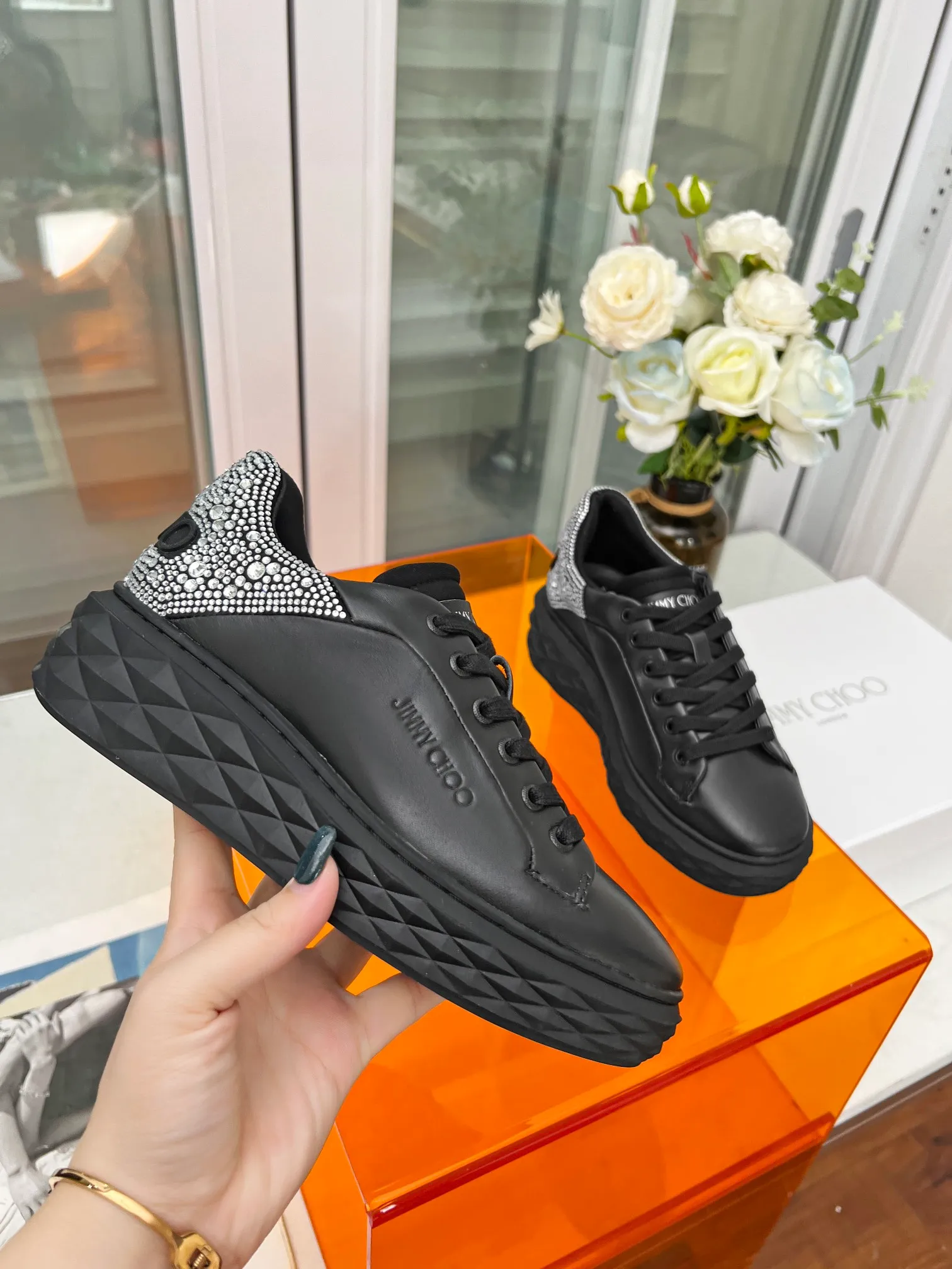 👟👟Ex-factory price 640👟👟 (hot tail diamond) Jimmy choo Jimmy Choo 2024 spring and summer Jc new Diamond New sneaker series 🔥The upper is made of original customized cowhide leather spliced with breathable Lycra embellished with Swarovski crystal diamonds to enjoy the brand's luxury and trend 💥The soles are made of brand elements to resist diamond multi-faceted cutting and have a full three-dimensional feel 🎵The soles are gradually thinner and thicker, and the design makes them more comfortable without any visual pressure 🌹A Diamond sneaker that is fashionable, comfortable, versatile and luxurious is worth owning🧚‍♀️ Fabric: Original imported top layer 🐂 cowhide Lining: Original Lycra breathable lining Feet: Original injection molded 🐑 Sheepskin Outsole: Original glass glue combined sole Size: 34-41 (customized size 34.41 is non-refundable)